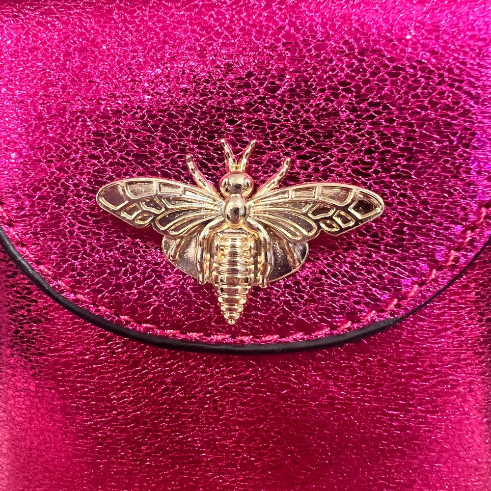 🆕🔥🩷Metallic Pink Crossbody Bag with Gold Bee 🐝 , Chain, Accents - Picture 5 of 7
